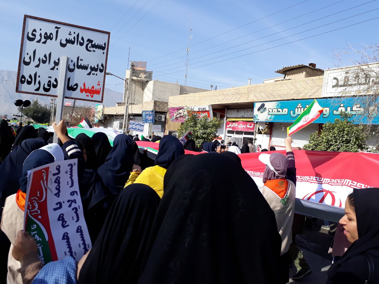 کازرون/ شکوه تماشایی دانش آموزان و مردم شهید پرور در راهپیمایی ۲۲ بهمن + عکس