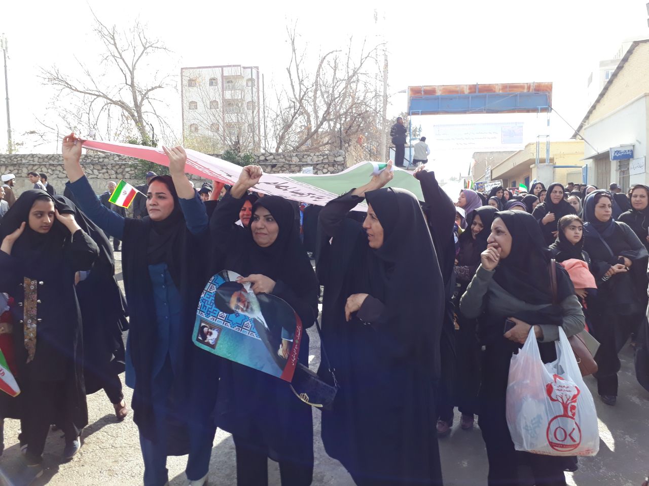 کازرون/ شکوه تماشایی دانش آموزان و مردم شهید پرور در راهپیمایی ۲۲ بهمن + عکس