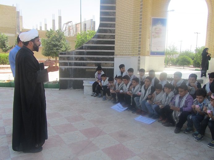 به مناسبت هفته دفاع مقدس قبور مطهر شهدای گمنام توسط مدرسه البرز گلباران وعطر افشانی شد