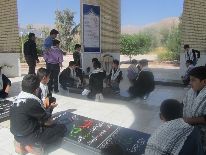 به مناسبت هفته دفاع مقدس قبور مطهر شهدای گمنام توسط مدرسه البرز گلباران وعطر افشانی شد