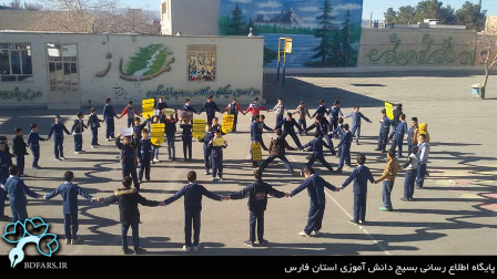 تشکیل زنجیره دانش آموزی در شهرستان آباده به حمایت از قدس شریف به روایت تصویر  ‏