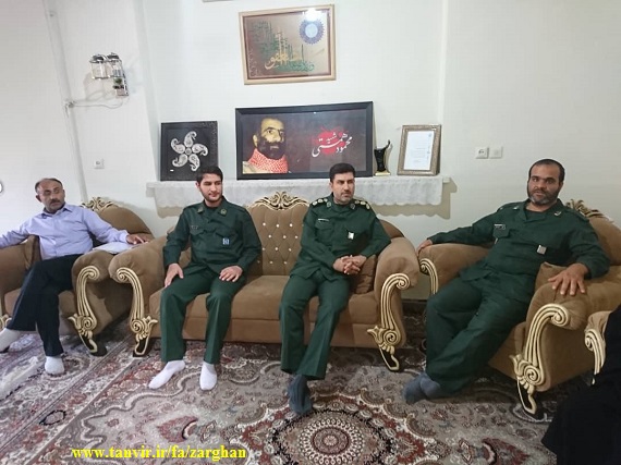 فرمانده سپاه ناحیه زرقان با خانوادهای شهیدان همتی و جمشیدی دیدار  کردند .