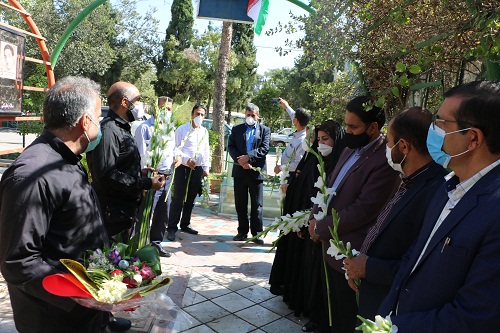 دیدار از خانواده شهید و گلباران قبور شهداء به مناسبت هفته دفاع مقدس